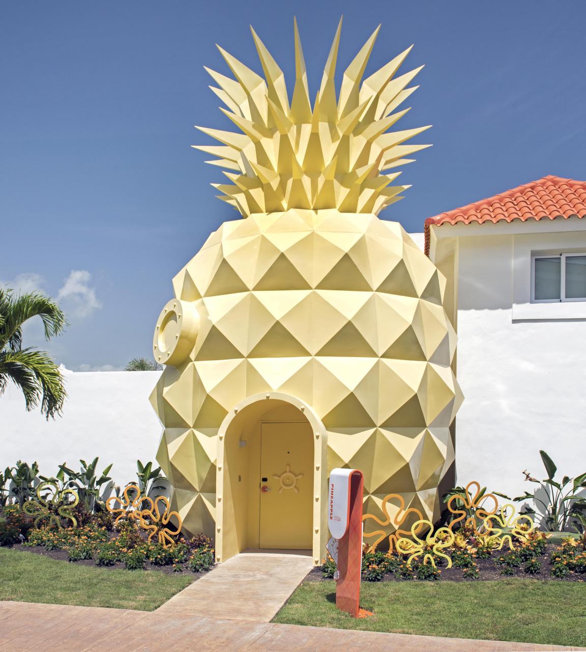 Super Villa pineapple entrance