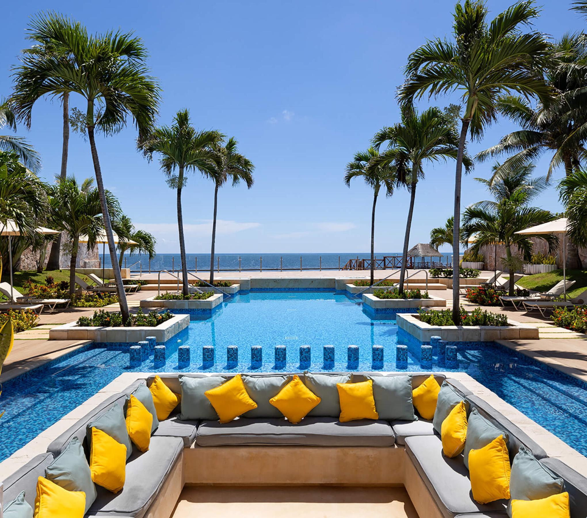 Azul Villa Casa Del Mar outdoor seating and pool