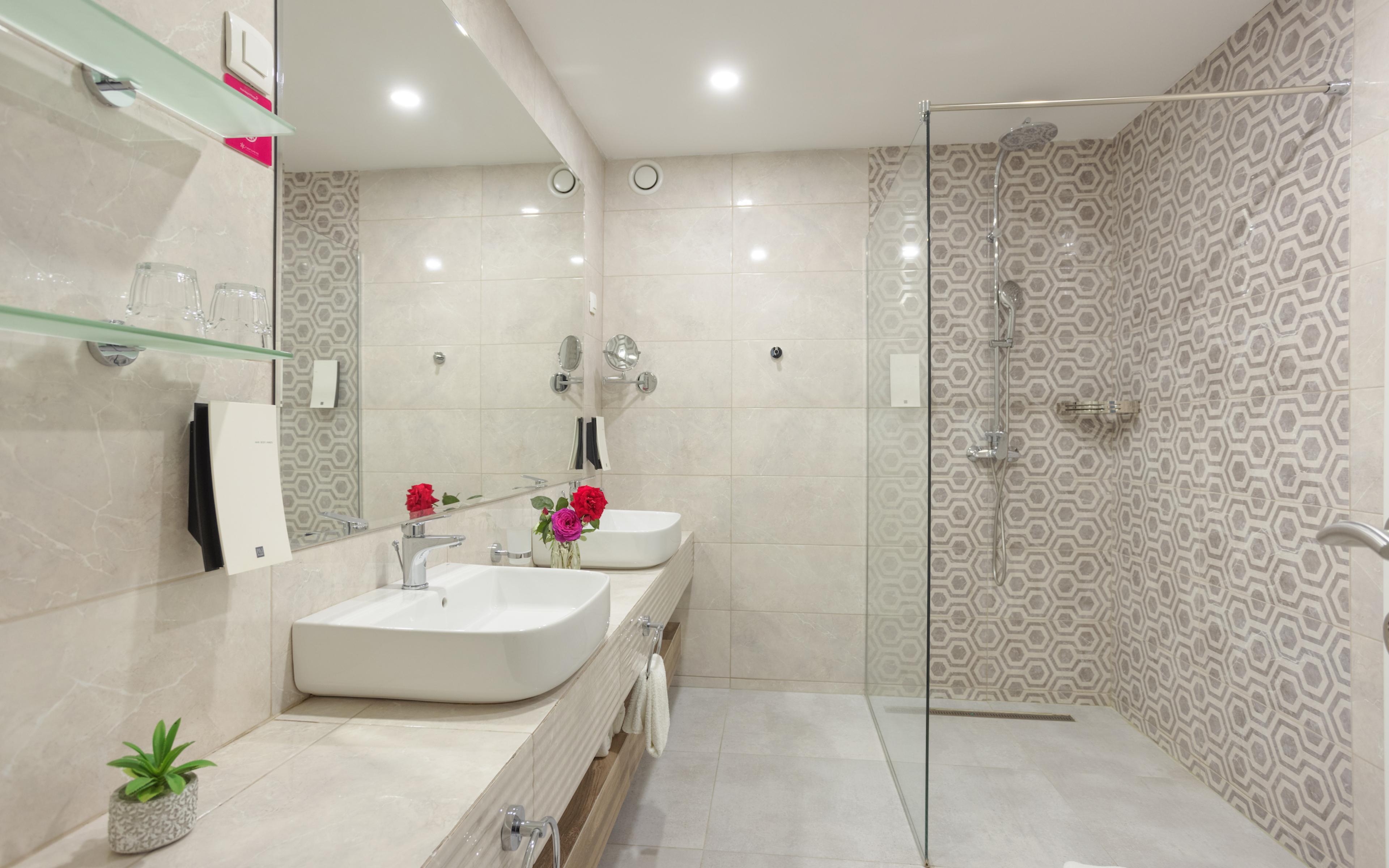 Azul Beach Resort Montenegro Premium Two Bedroom Swim-up Suite bathroom
