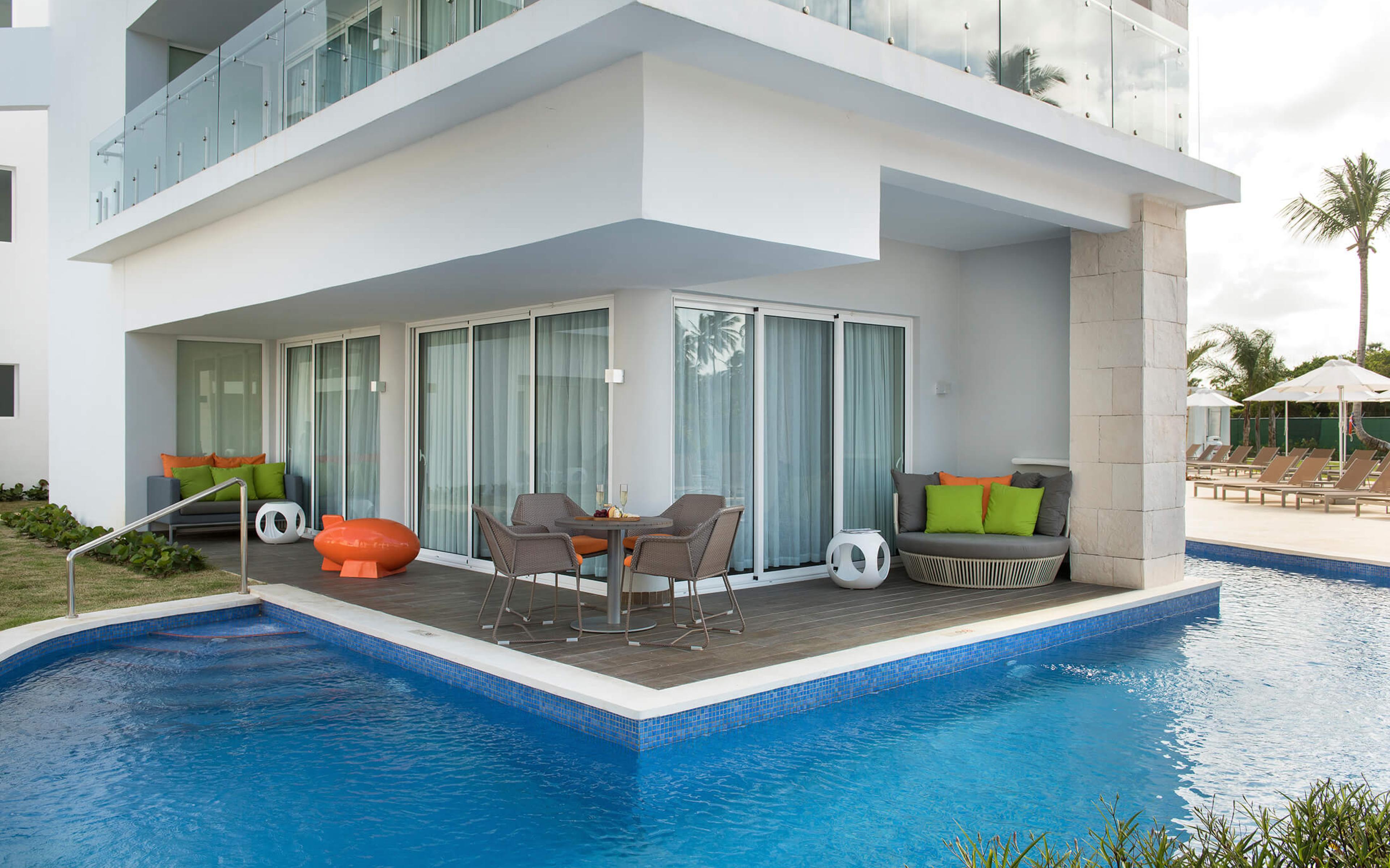 Swank Wraparound Swim-Up Suite - outdoor pool