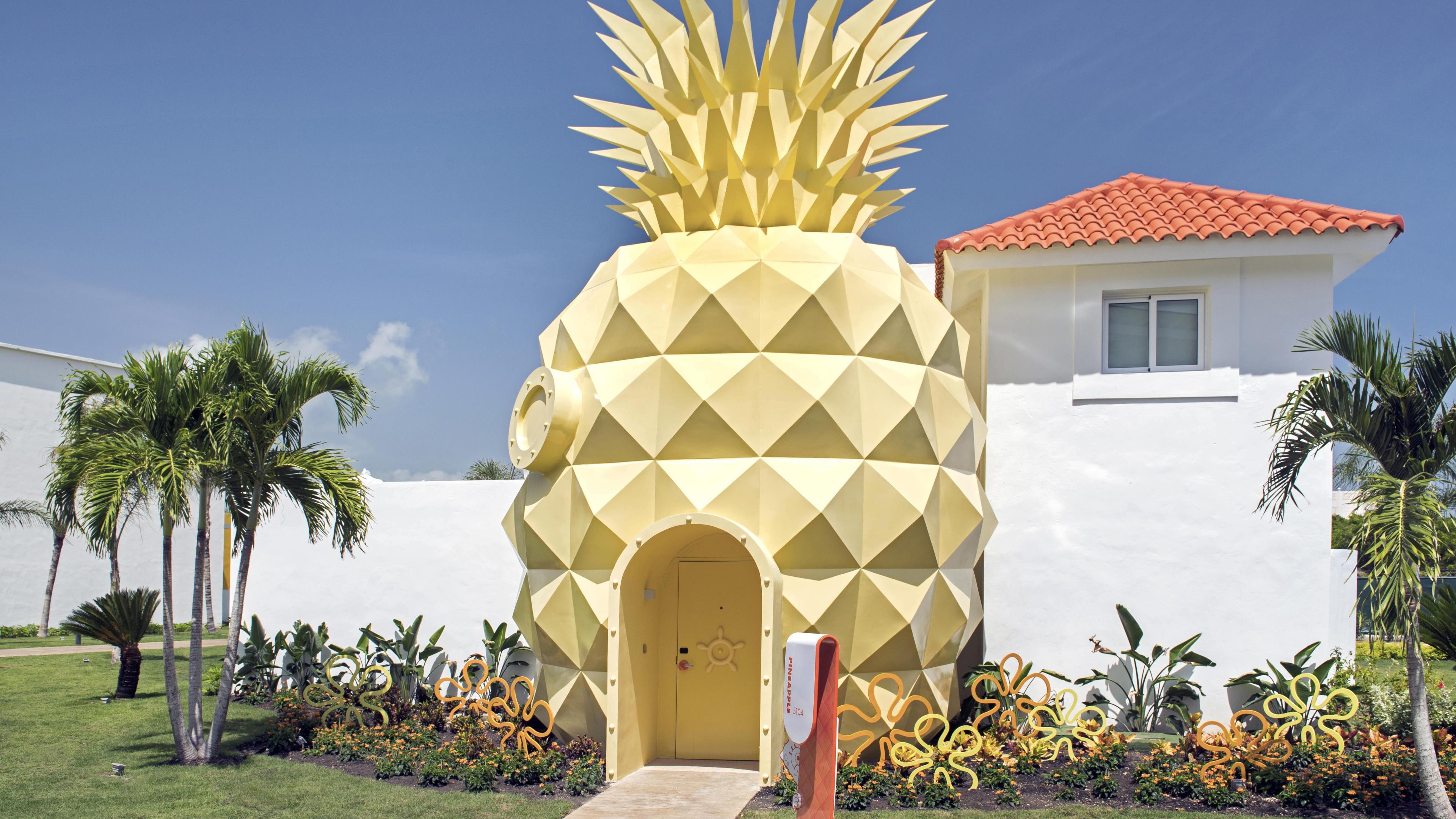 Super Villa pineapple entrance
