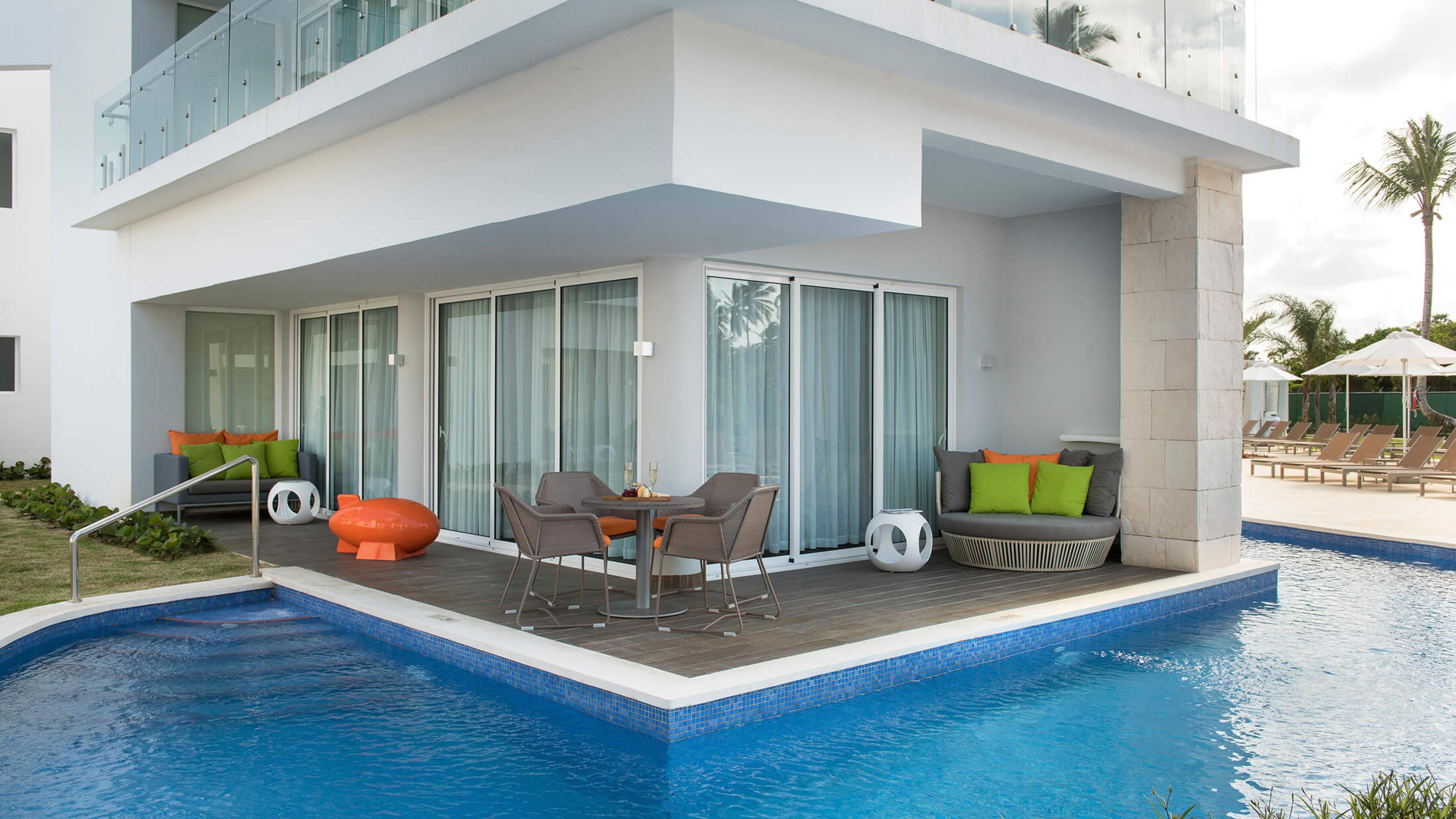 Swank Wraparound Swim-Up Suite - outdoor pool