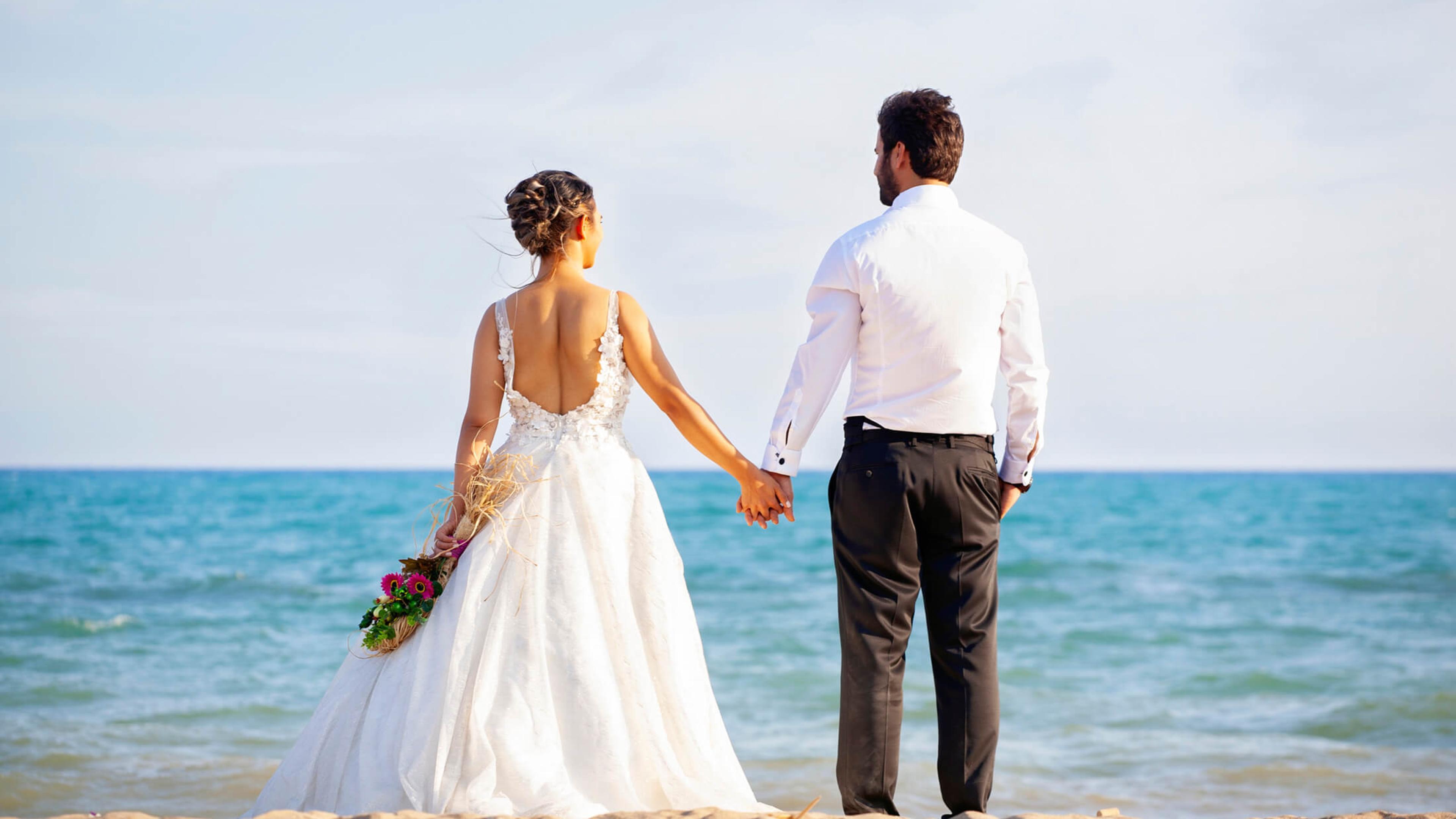 newlyweds looking at the sea