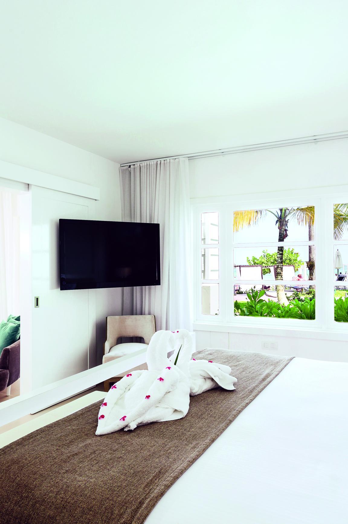 Beachfront Honeymoon Swim-Up Suite - bedroom